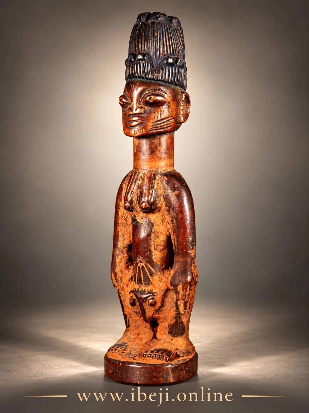 Figura Ibeji de frente, con cofia alta y brazos tallados junto al torso