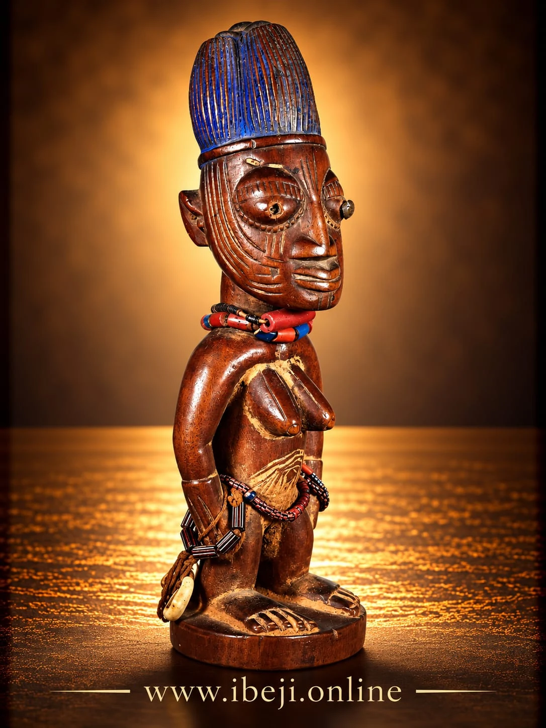 Figura Ibeji de madera en tres cuartos, con cofia azul y collares de cuentas